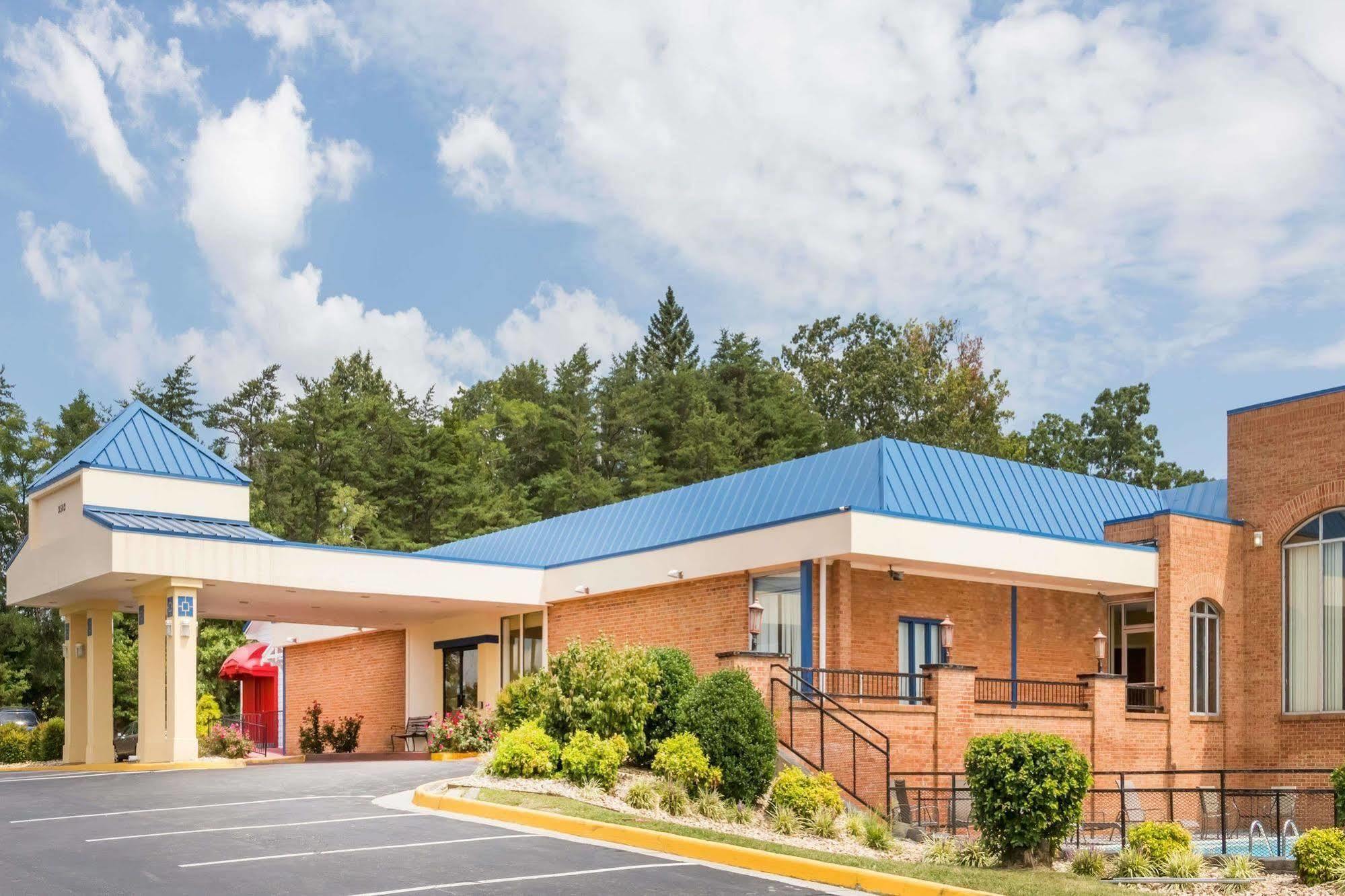 Days Inn By Wyndham Blacksburg Conference Center Exterior photo